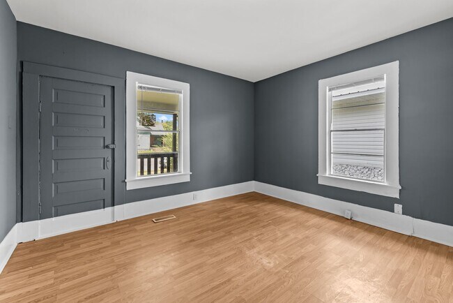 Building Photo - Newly Renovated 4 Bedroom 2 Bathroom Home