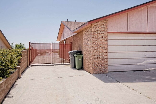 Building Photo - Comfortable home on a cul-de-sac with a great floorplan.