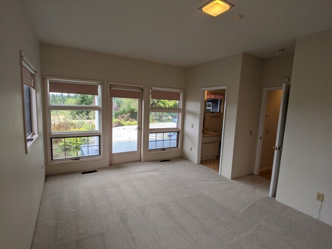 Building Photo - 3 bed 3 bath on 4.8 acres w/ beautiful wat...