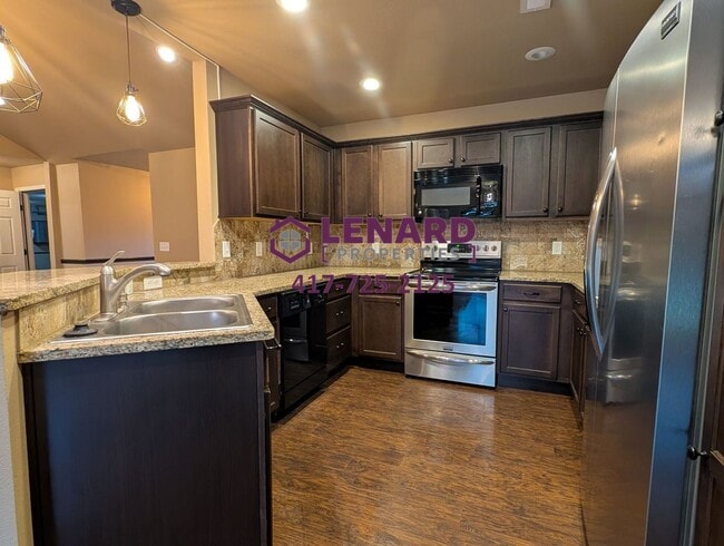 Building Photo - Beautiful 3 Bedroom House with Fenced in Y...