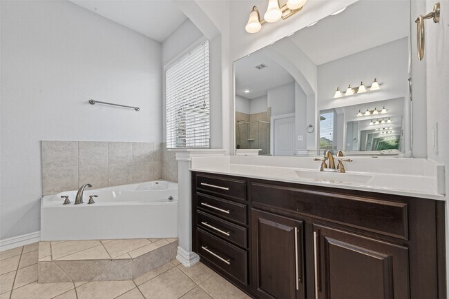 Building Photo - 16114 Sydneyann Dr