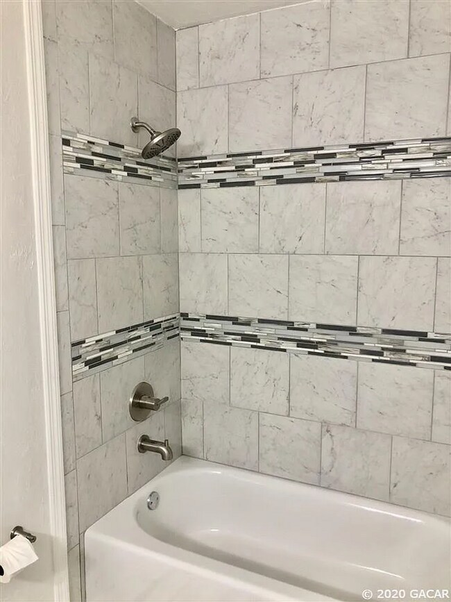 Building Photo - Modern Comfort Meets Classic Charm – Spacious Alachua Rental