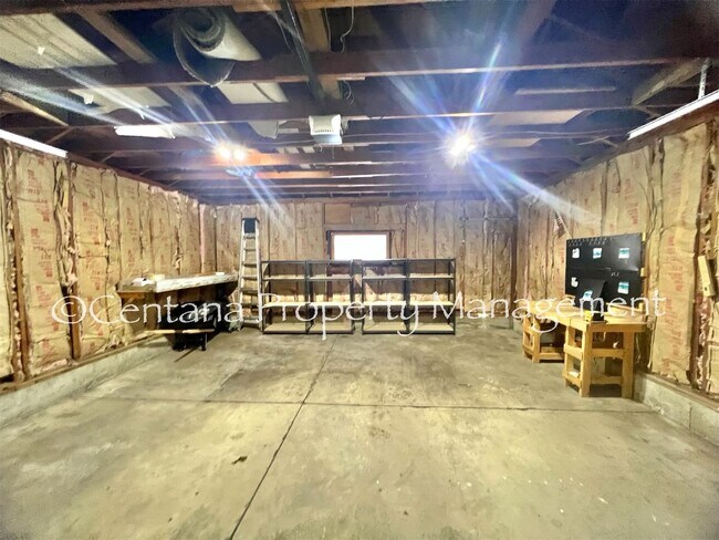 Building Photo - Large 2 bedroom house with an oversized ga...