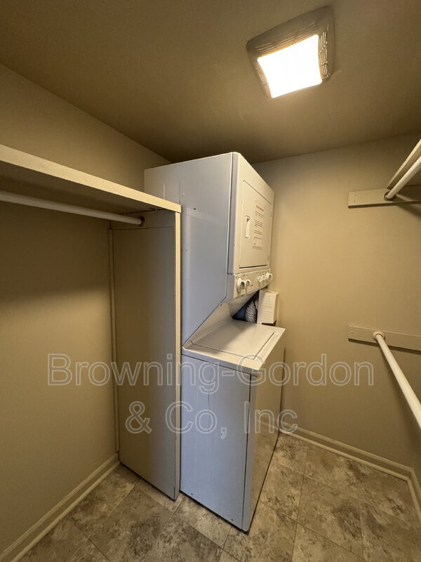 Building Photo - 5025 Hillsboro Pike