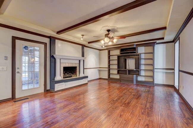 Building Photo - 4 bed 3 bath home!