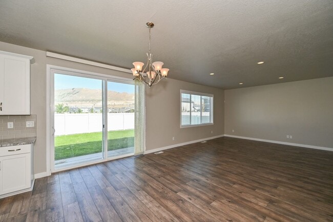 Building Photo - Beautiful Spacious Home in Bluffdale!