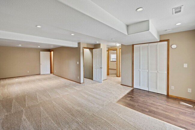 Building Photo - Sundown Rancher with Mountain Views, Walk-...