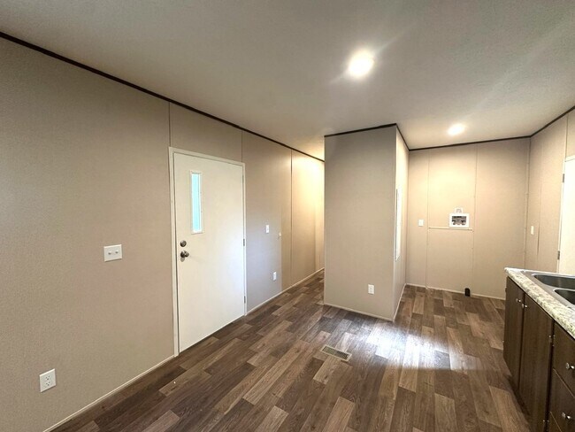 Building Photo - Brand new Efficiency 1 BR mobile home with large bonus room