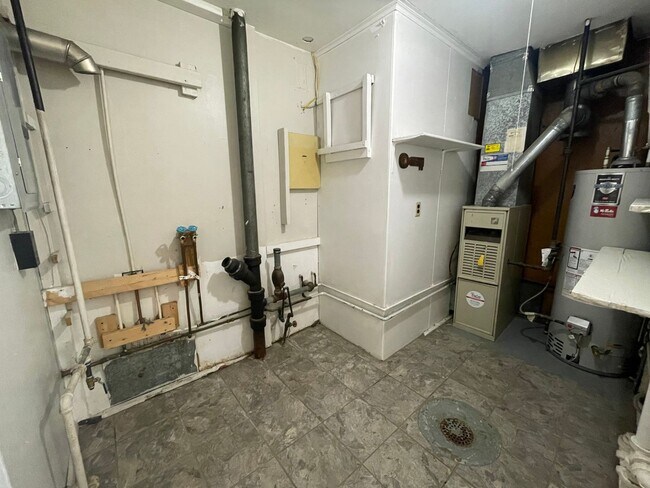 Building Photo - Nice 2 Bedroom / 1 Bathroom Unit - Great L...