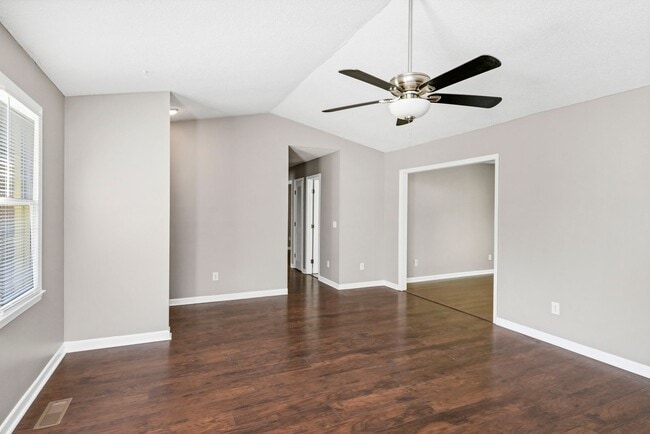 Building Photo - Beautifully Renovated 3-Bedroom Home in Co...