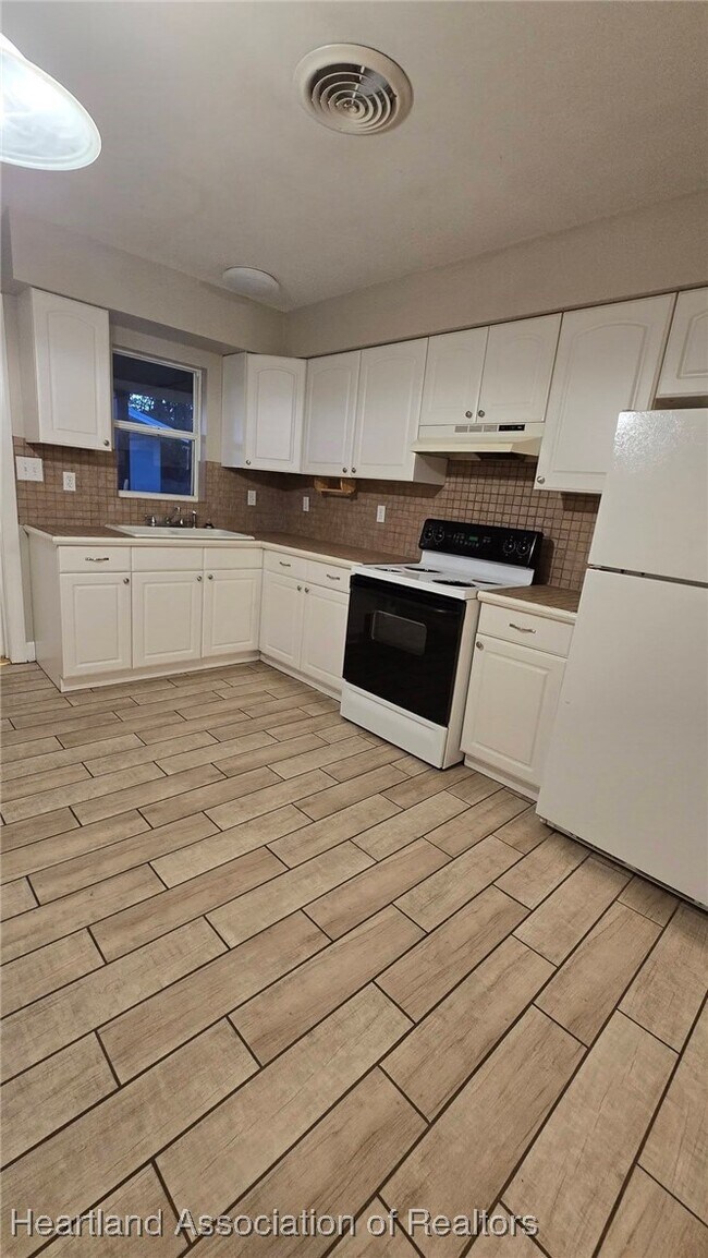 Building Photo - 6321 Lakeside Dr W