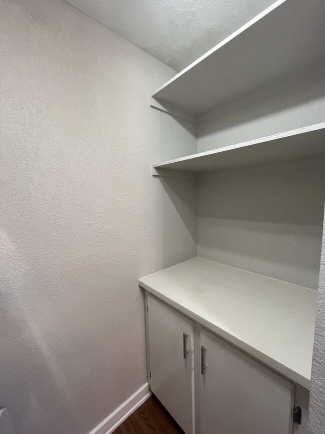 Interior Photo - Live Montrose 400 Westmoreland