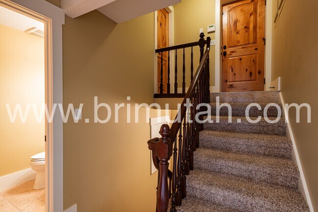 Building Photo - 105 Young Oak Rd