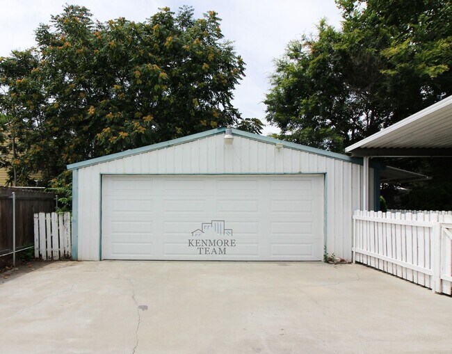 Building Photo - 3 Bedrooms, 2.5 Baths Duplex in Richland