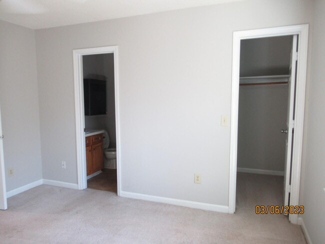 Building Photo - 20 Amos Ct