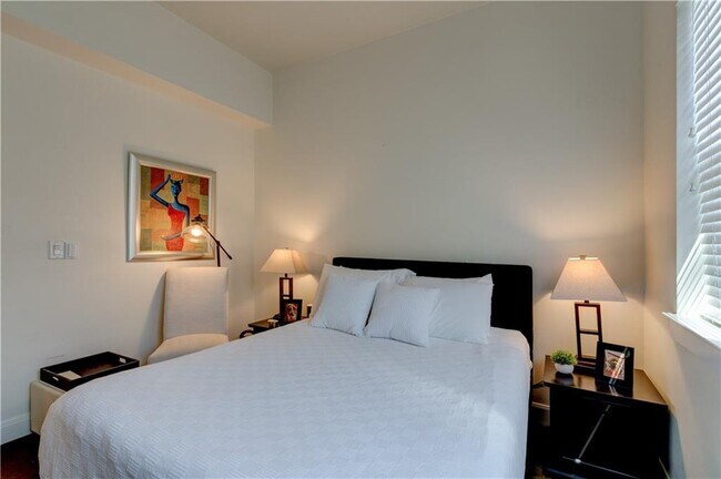 Building Photo - 2715 Zaragosa St