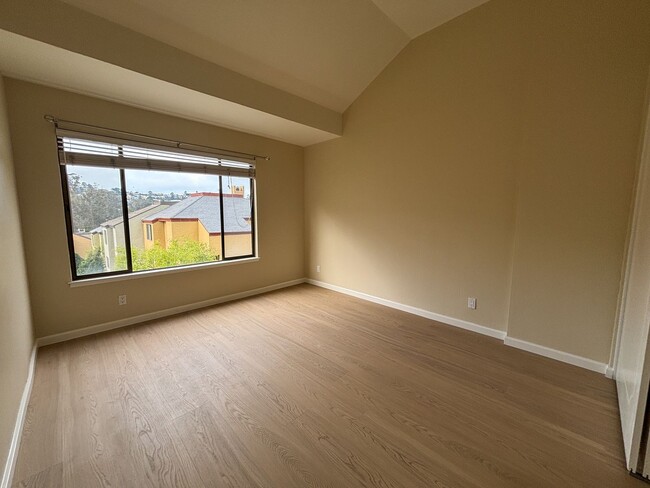 Building Photo - Updated 3BR Townhome in Forest Knolls with parking