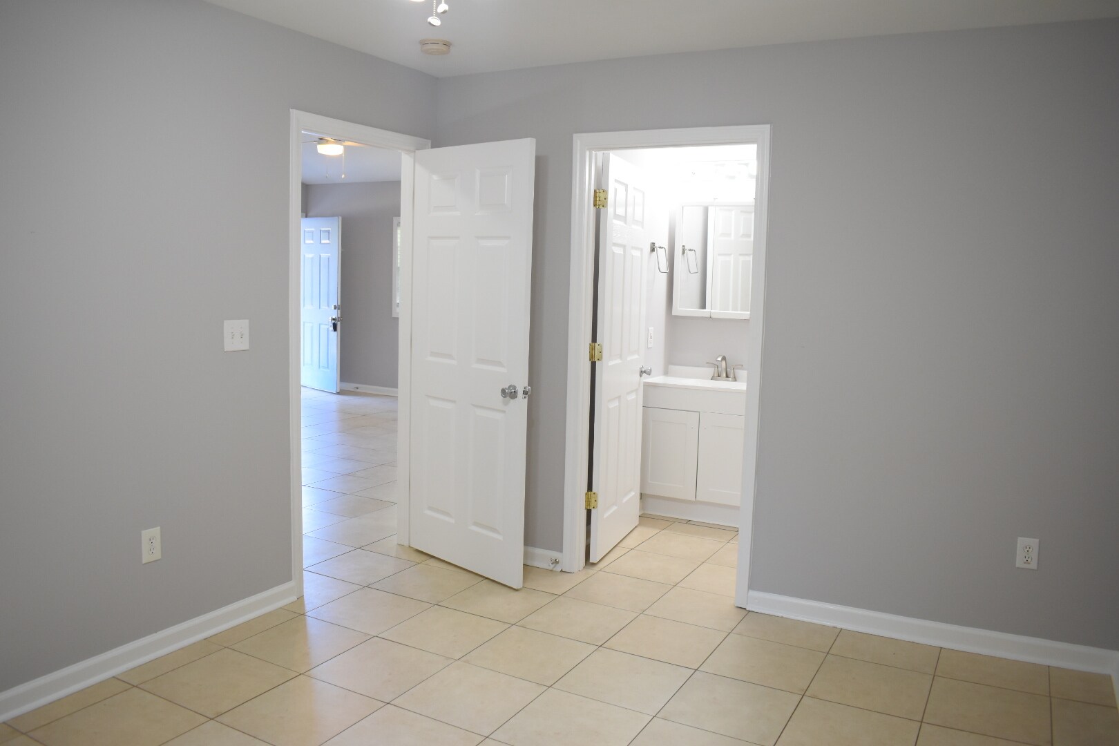 Building Photo - 2109 Wisteria Dr