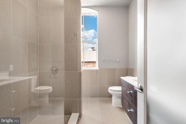 Building Photo - 525 N 41st St