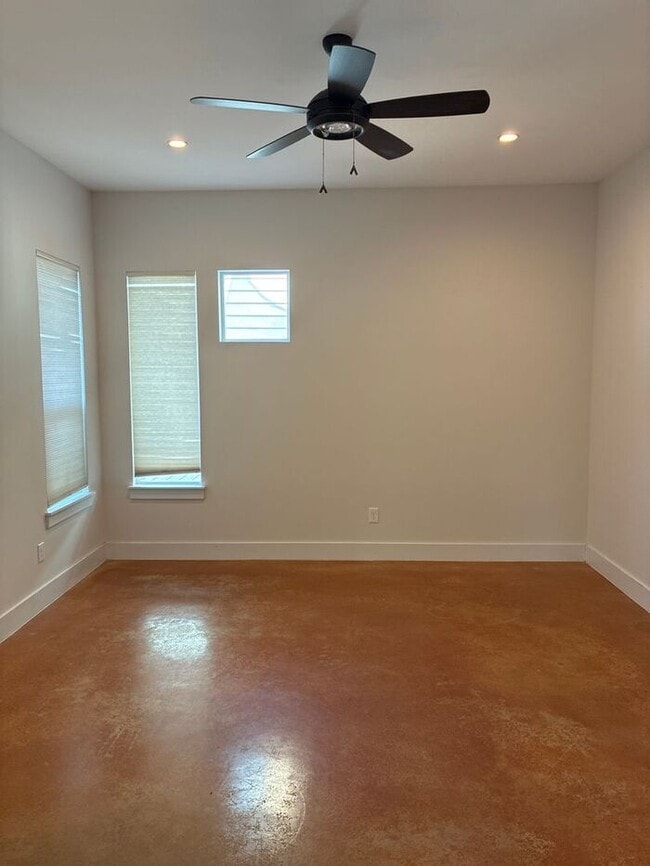 Building Photo - 3BR/2.5BA w/ Fenced Yard + Assigned Parking in Austin, TX