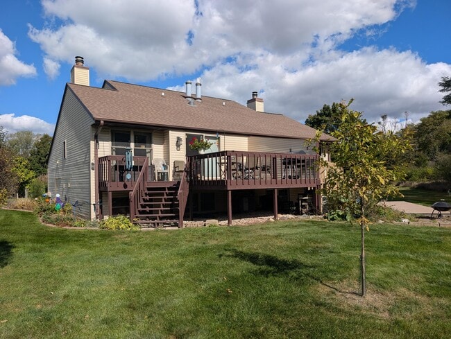 Building Photo - 607 Tamarack Dr W