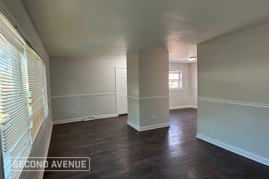 Building Photo - 1109 W 110th Pl