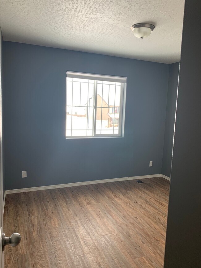 Building Photo - Beautiful 4 bedroom 2.5 Bath home in Coeur...