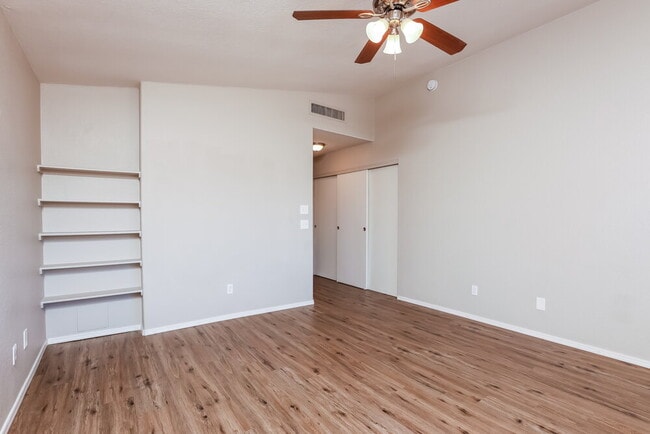 Building Photo - 9009 E Kinross Dr