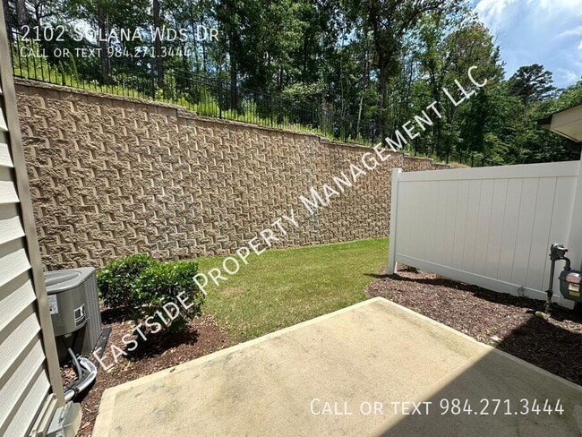 Building Photo - 2102 Solana Wds Dr
