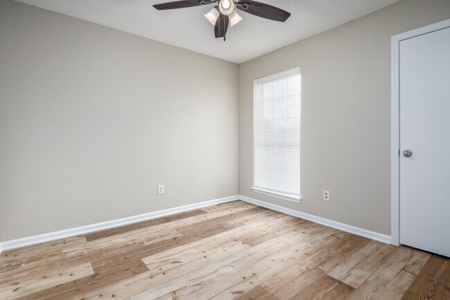 Building Photo - 117 Willow Bluff Dr