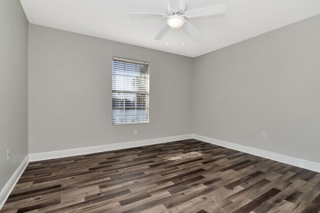 Building Photo - Water Front 1 Bedroom 1 Bath Condo for Rent in Brandon - 2nd Floor - Incredible Views