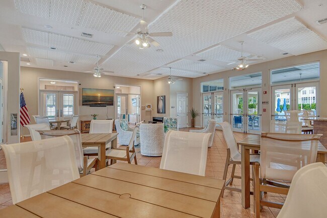 Building Photo - Spacious 3 bedroom, 2 bath condo with a lake view in Palmer Ranch