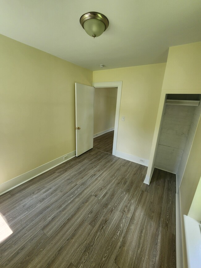 Building Photo - 102 S Bachus St