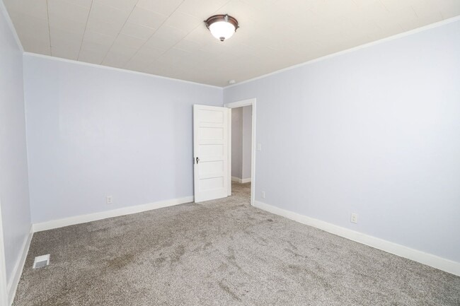 Building Photo - 1709 Oak Dr