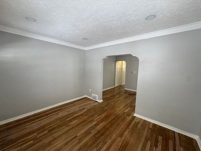 Building Photo - 10118 Russell Ave