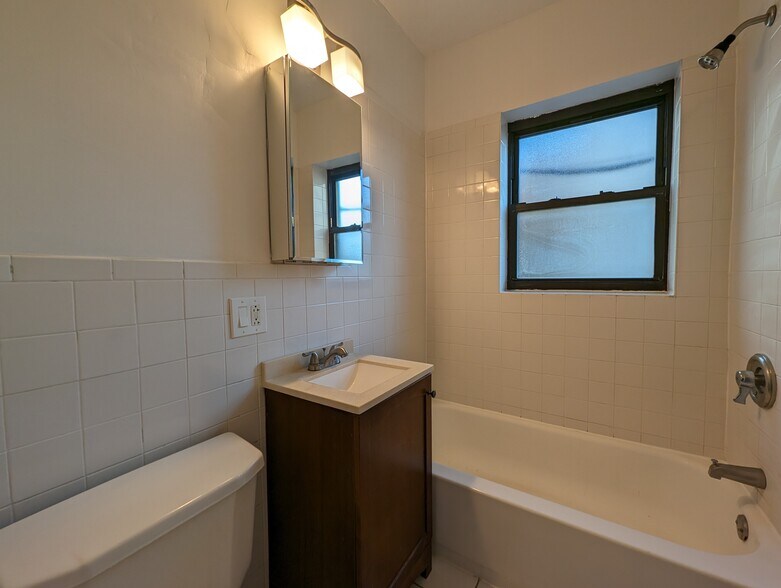 Building Photo - 4743 N Hermitage Ave