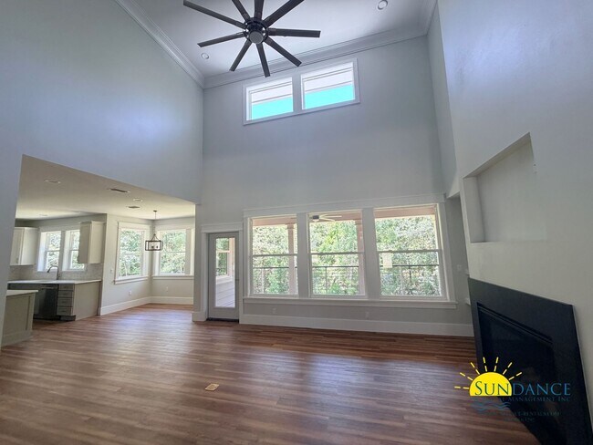 Building Photo - 5870 Saratoga Dr