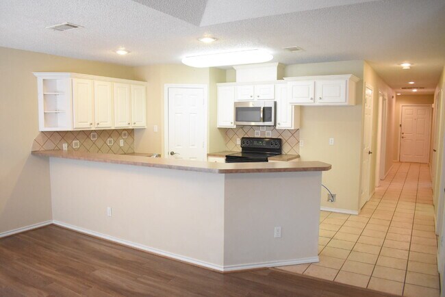 Building Photo - Updated Duplex with Large Basement in Coop...