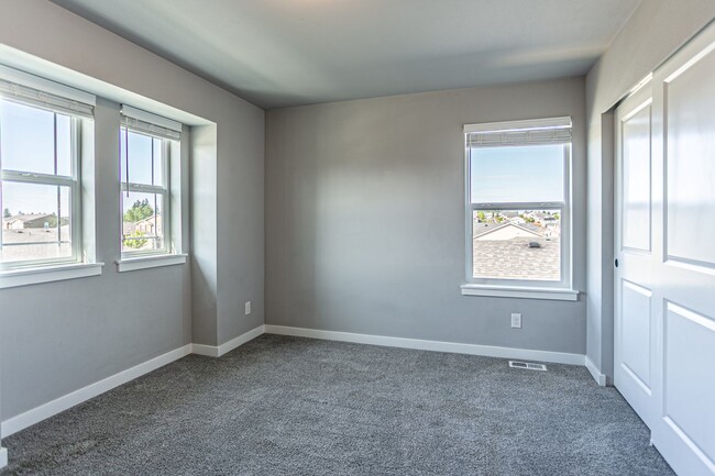 Building Photo - Spacious 4 bed home in Cascade Vista Commu...