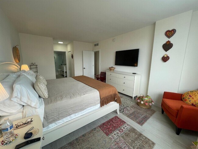 Building Photo - 500 Bayview Dr