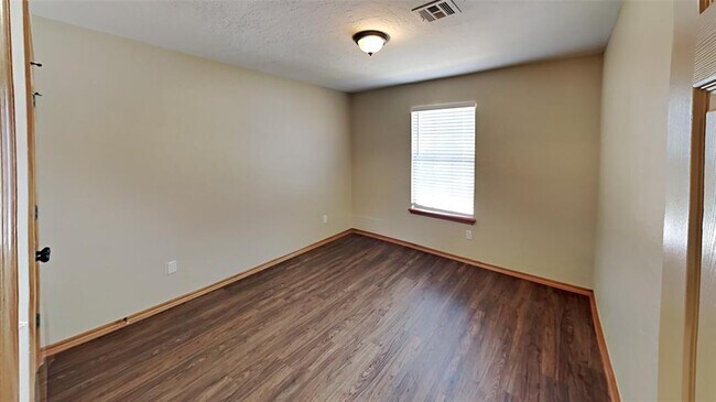 Building Photo - 16409 Stoneview Dr