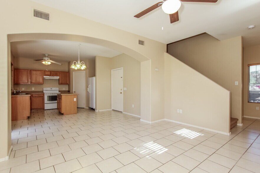 Building Photo - 7014 S 40th Ln