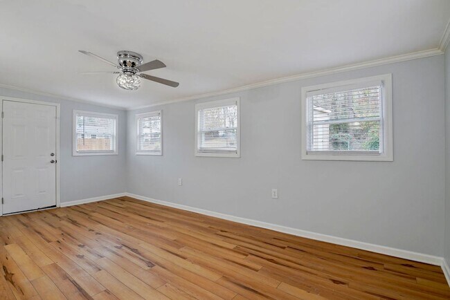 Building Photo - ?969 Oak Grove Road West Homewood!