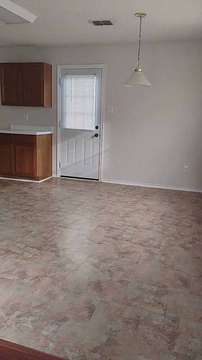 Building Photo - 1721 Baxter Springs Dr