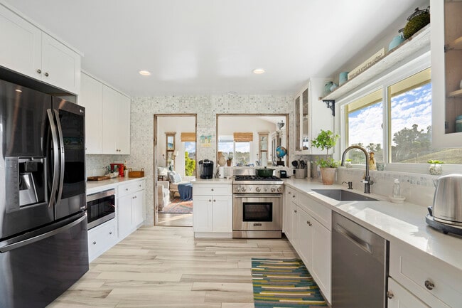 Building Photo - 6363 ZUMIREZ Dr