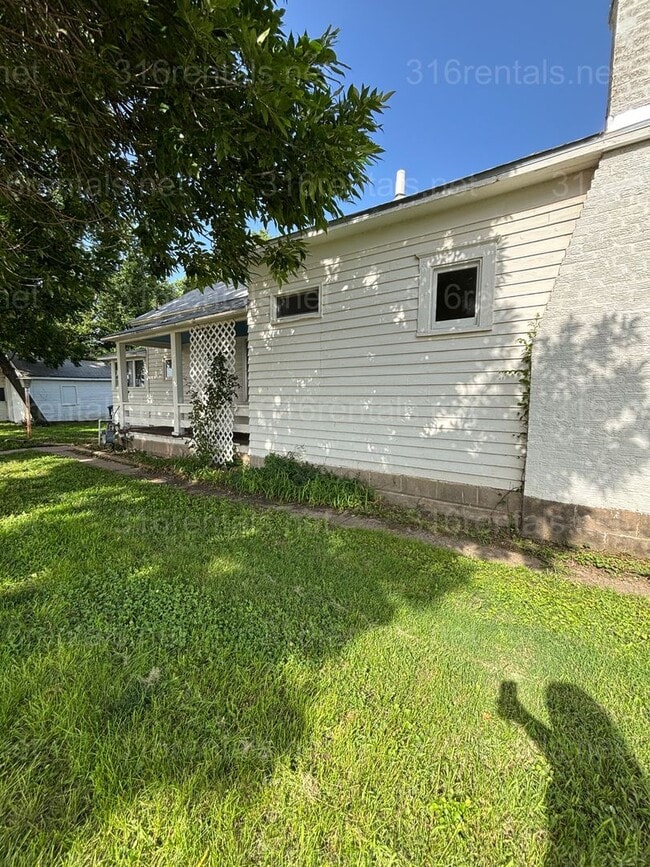 Building Photo - Two bed one bath house available now!