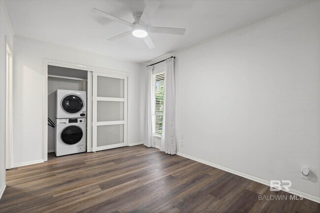Building Photo - 2024 Sea Cliff Dr N