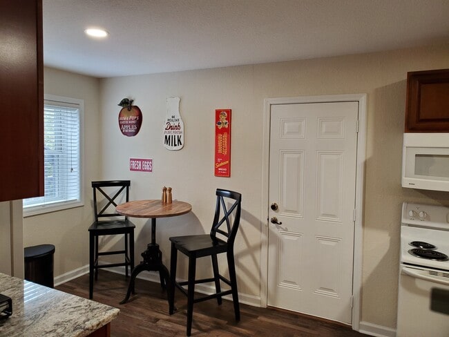 Building Photo - 7 Higel Ln