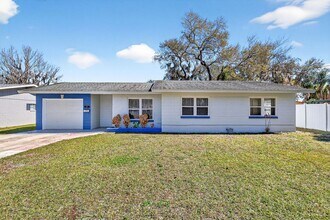 Building Photo - 3 Bedroom Home in Tavares with Large Fenced Backyard