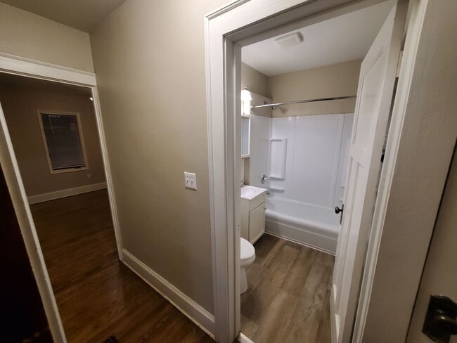 Building Photo - 2 Bedroom, 1 Bathroom home with large garage